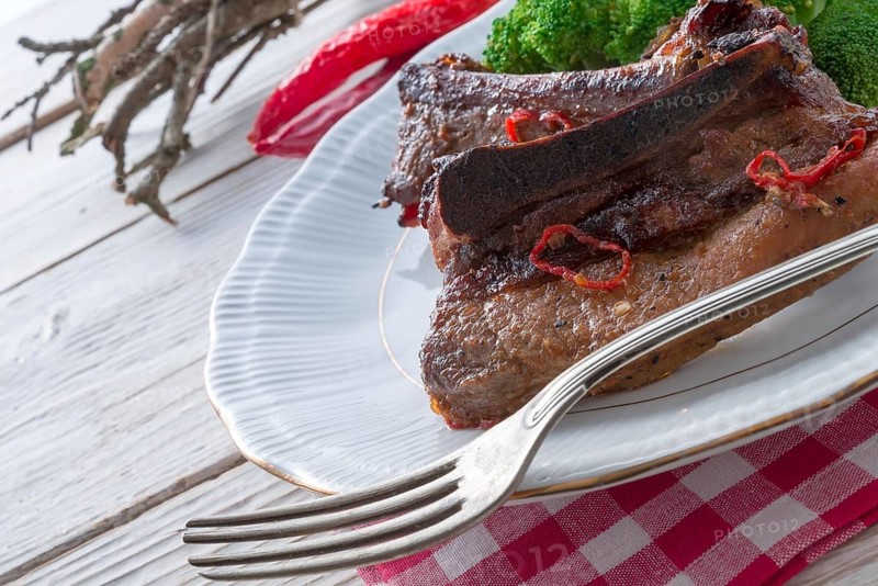 Grilled ones rib with broccoli