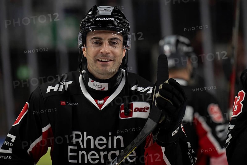 Laura Dick Cologne, LanxessArena, North Rhine-Westphalia, Maximilian Kammerer (Cologne Sharks, #9), PENNY DEL, Cologne Sharks-Nuremberg Ice Tigers on 26/11/2024 at the LanxessArena in Cologne Germany