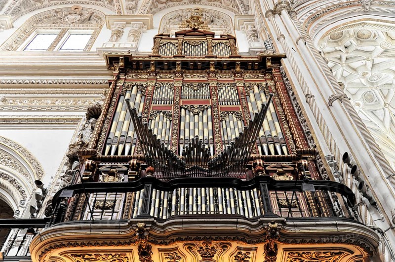 La Mezquita, Mosque, Cathedral of Cordoba, Cordoba, Andalusia, Spain, Europe, Large baroque organ with richly decorated pipes, an impressive work of sacred architecture