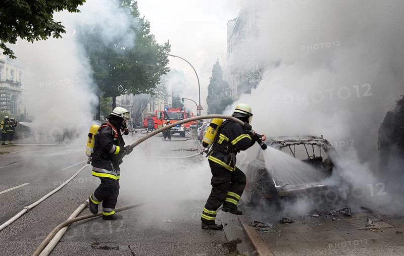 Fire brigade extinguishes burning cars on the Elbchaussee in Hamburg after the riots at the G20 summit, 2017