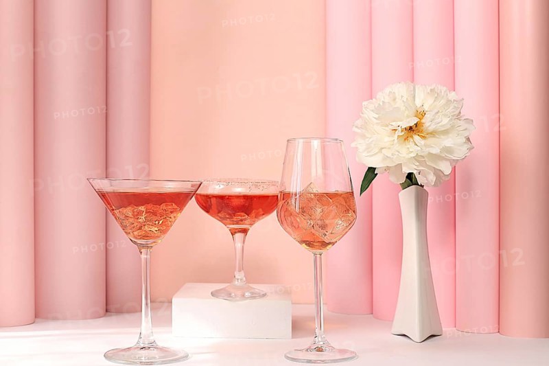 Festliche alkoholischen Cocktail Aperol Spritz, rot Martini, Tequila in Gläsern auf einem hellen Hintergrund mit einem Strauß Pfingstrosen, Sommer-Bar-Konzept, alkoholische Getränke auf einer Party, Restaurant und Café Werbung, selektiven Fokus
