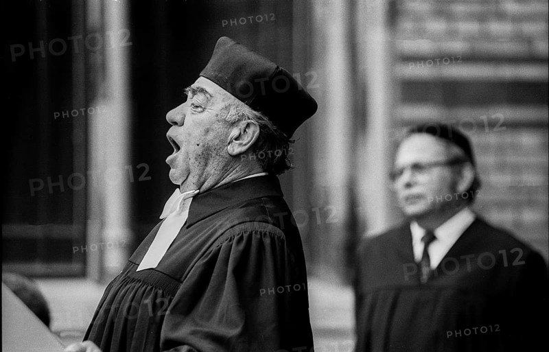 Germany, Berlin, 5 September 1991, Ceremony for the unveiling of the renewed lettering above the entrance to the New Synagogue in Oranienburger Strasse, Estrongo Nachama sings