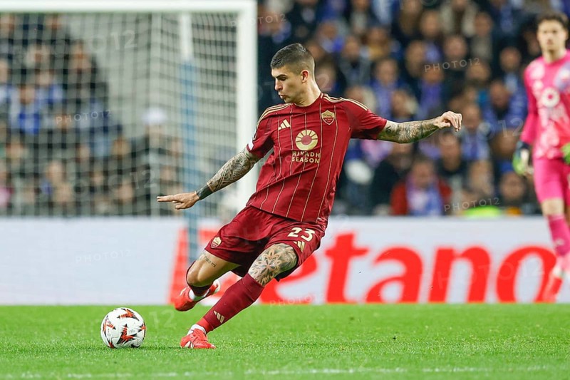 Portugal: Football Europa League, Play-Off - FC Porto vs. AS Roma - Estadio do Dragao, Porto: Gianluca MANCINI AS Roma shooting with the ball