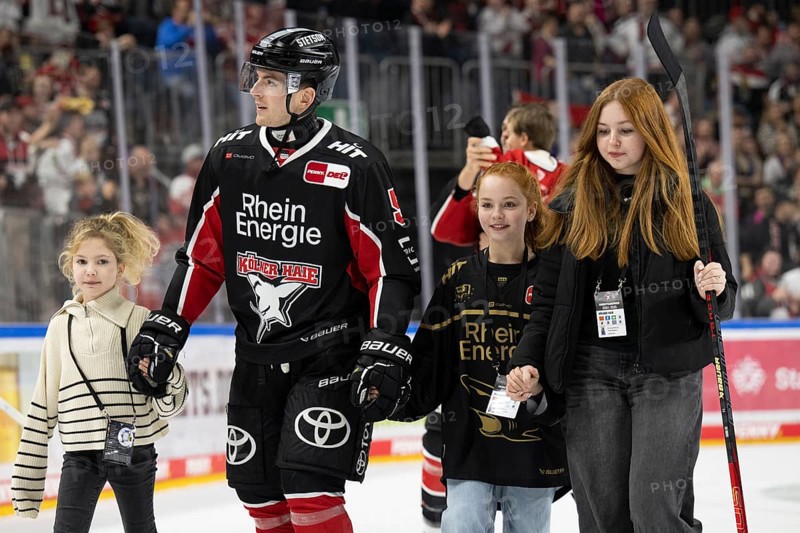 Laura Dick Cologne, LanxessArena, North Rhine-Westphalia, Robin van Calster (Cologne Sharks, #5), PENNY DEL, Cologne Sharks-Düsseldorfer EG on 24/11/2024 at the LanxessArena in Cologne Germany