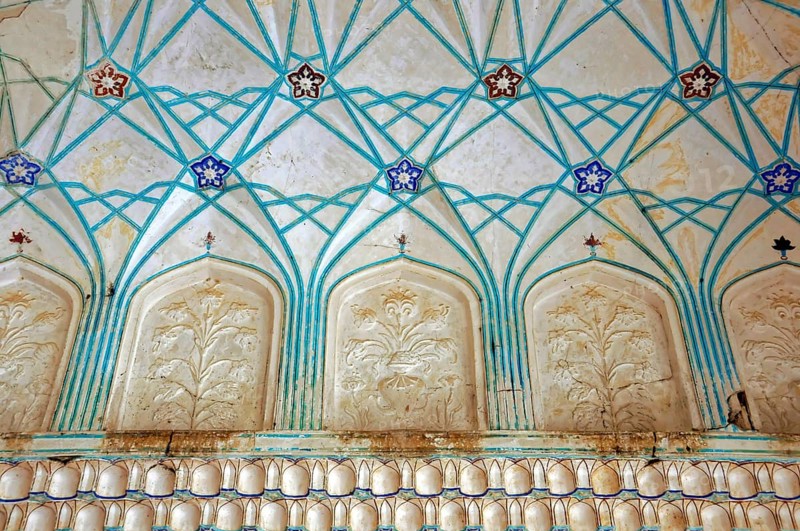 Fort Amber, Amber, near Jaipur, Rajasthan, North India, India, Asia, Detailed ceiling pattern with blue and cream-coloured floral design