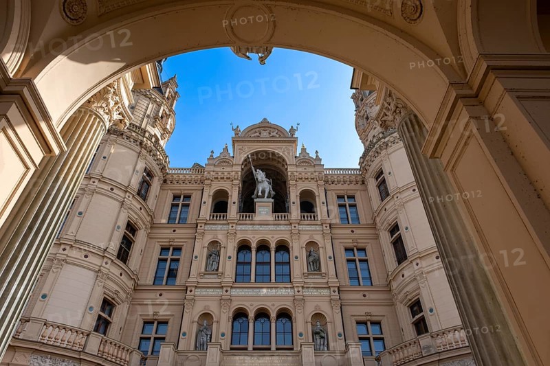 Portal at the entrance to Schwerin Castle, main façade with equestrian statue of the Abodrite Prince Niklot I, seat of the Mecklenburg-Vorpommern state parliament, Schwerin, Mecklenburg-Vorpommern, Germany