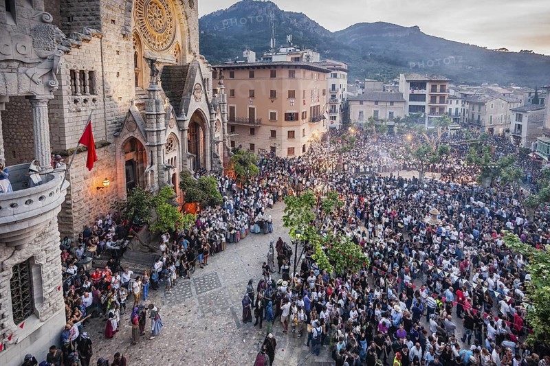 Moors and Christians, Es Firó, Plaza De Sa Constitució final celebration, Soller, Sierra de Tramuntana, Mallorca, Balearic Islands, Spain