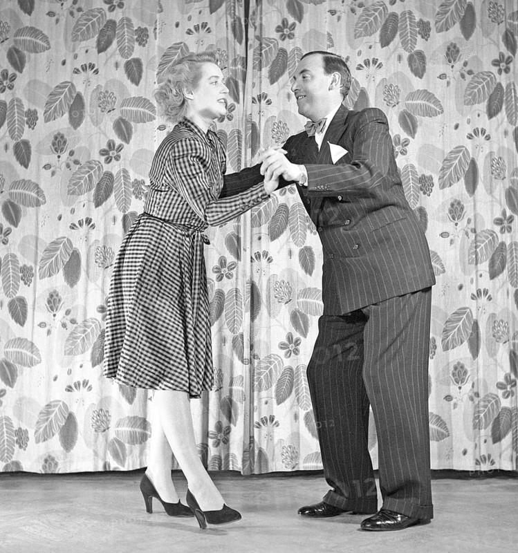 Learning to dance in the 1940s. A couple is dancing together. An instructiv image on how to position and move to the music, although which dance they are dancing is not known. Sweden 1946. Photo: Kristoffersson ref Y56-5