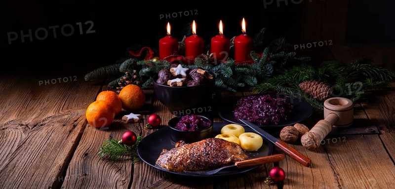 Klassische und knusprige geröstete ente mit kohl und knödel