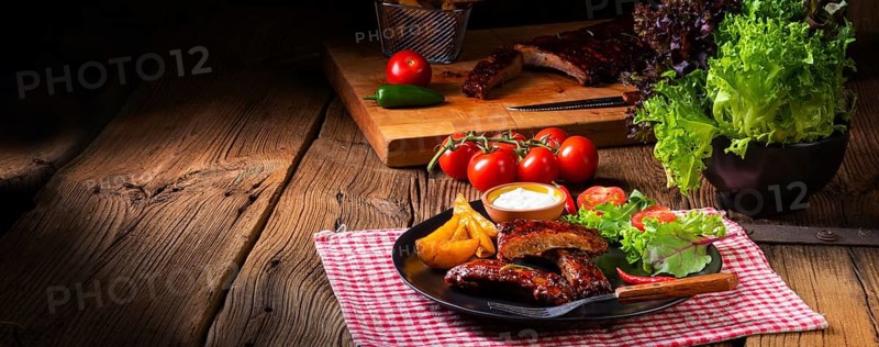 Delicious grilled ribs with barbecue sauce