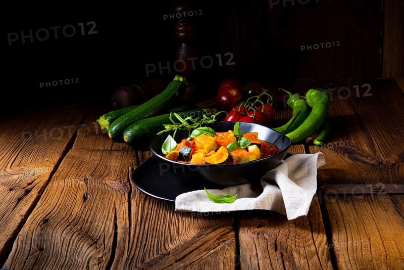 Vegetarische ratatouille mit frischem gemüse und kräutern