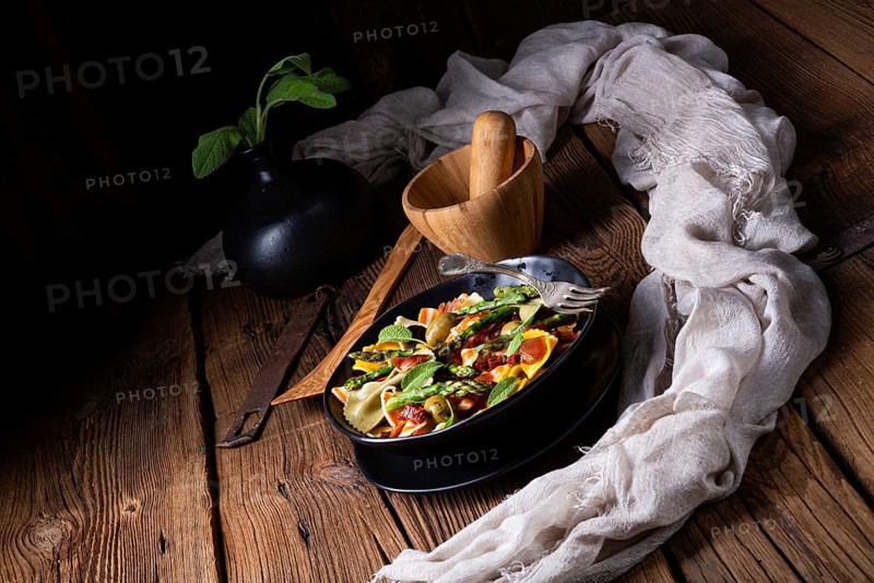 Pasta salad with green asparagus, olives and Parma ham