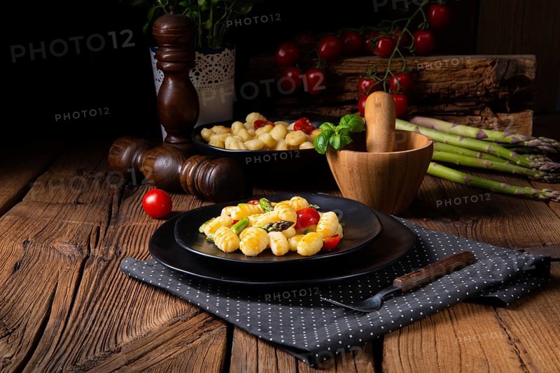 Crispy gnocchi with roasted asparagus and tomatoes