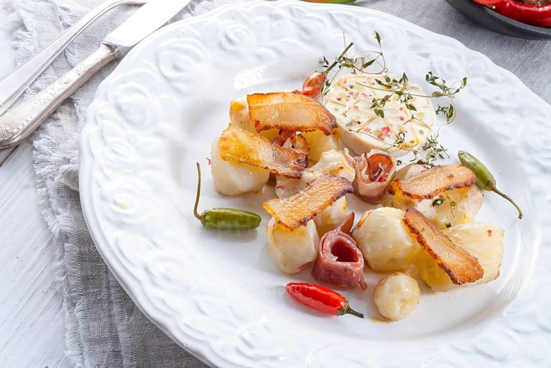 Jerusalem artichoke au gratin with ham and chili