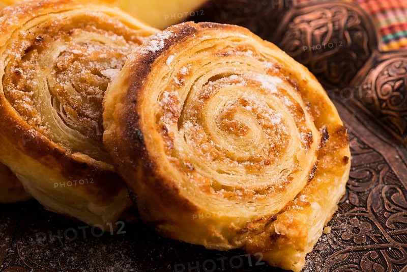 Puff pastry cookies with apple and cinnamon