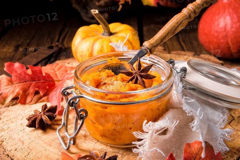 Ein köstlicher herbstlicher cremiger hokkaido kürbis pure