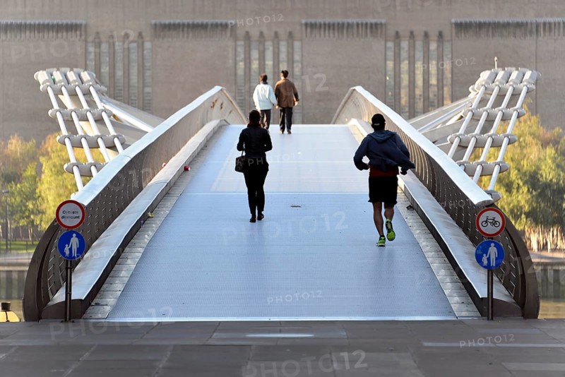 Millenium Bridge, the Millenium Bridge built at the turn of the millennium over the Thames with pedestrians, London, London region, people crossing a modern pedestrian bridge in the city, London, London region, England, United Kingdom