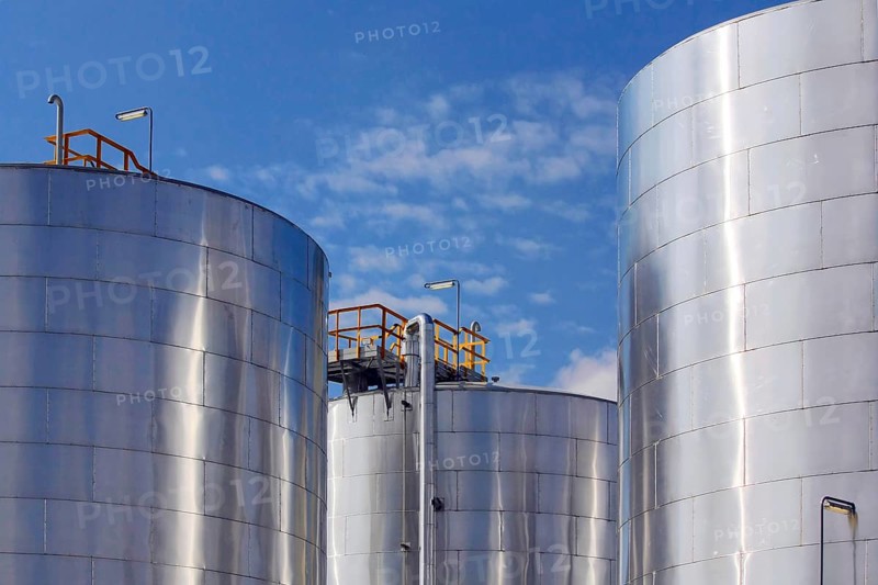 Metallic storage tanks