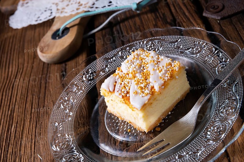 Succulent tin cheesecake with crumbs