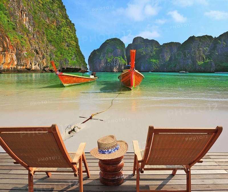 Two convenient comfortable guest sun loungers and a bedside table are worth on a wooden platform. The excellent review on the beach and native boats. Charming lookout for two