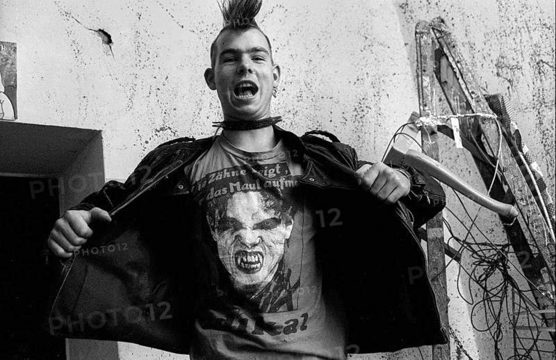 Germany, Berlin, 06.09.1991, Punk at KDW, Pub, Neue Schönhauser Straße, T-Shirt