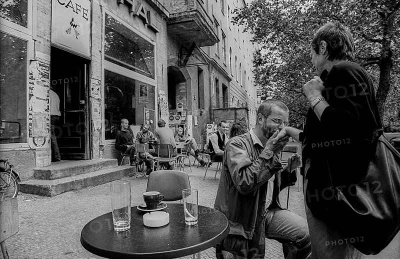 Germany, Berlin, 14/08/1991, Café Westphal (CW), at Kollwitzplatz, Handkuss