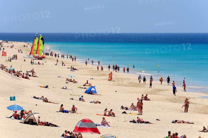 Holidaymakers on the beach, Morro Jable, Playa del Matorral, Jandia Peninsula, Fuerteventura, Canary Islands, Canary Islands, Atlantic Ocean, Spain