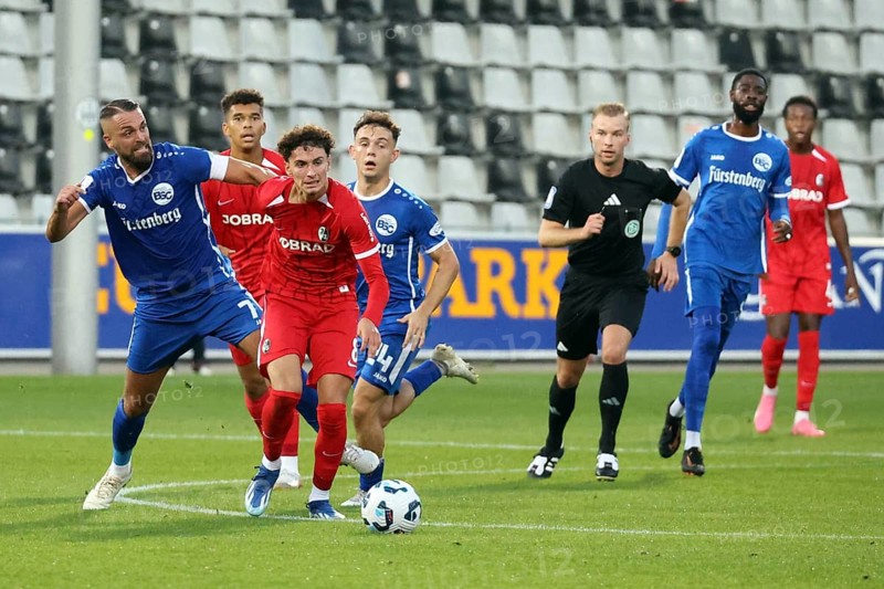 Yannick Häringer (Bahlinger SC /BSC) chases after his opponent Gabriel Carmine Pellegrion (SC Freiburg II / U23) during the Football-RL SW 24-25: 9. Sptg: SC Freiburg II vs Bahlinger SC, Freiburg im Breisgau, Germany / Germany