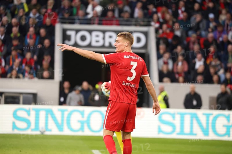 Philipp Lienhart (SC Freiburg) at the match of the 1st FBL: 24-25: 19th Sptg. SC Freiburg - FC Bayern Munich DFL REGULATES PROHIBIT ANY USE OF PHOTOGRAPHS AS IMAGE SEQUENCES AND/OR QUASI-VIDEOthen Photo: Joachim Hahne/johapress, Freiburg, Germany / Germany