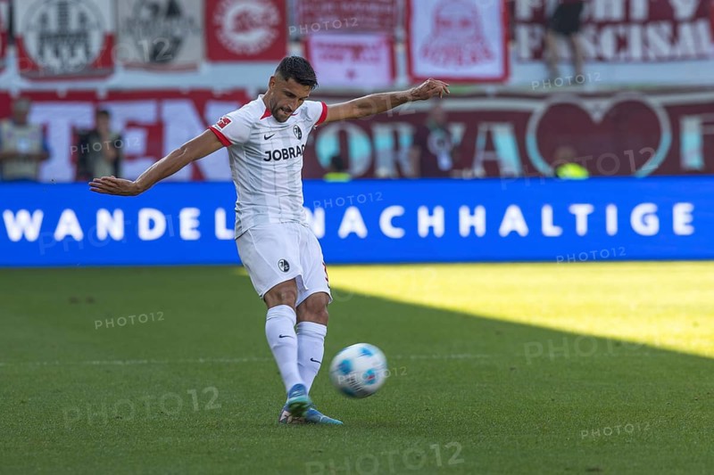 Football match, Vincenzo GRIFO SC Freiburg on the flank, Voith-Arena football stadium, Heidenheim
