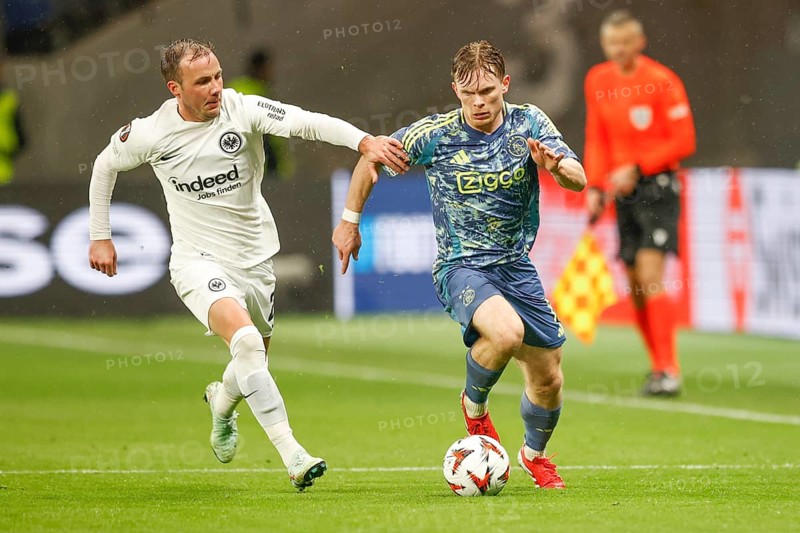 Football, Europa League, Round of 16 second leg, 2024/2025, Eintracht Frankfurt vs. Ajax Amsterdam, 13/03/2025, Frankfurt Stadion, Frankfurt, Germany, Mario GÖTZE (Eintracht Frankfurt, 27) left in duel with Oliver EDVARDSEN (Ajax Amsterdam, 17)
