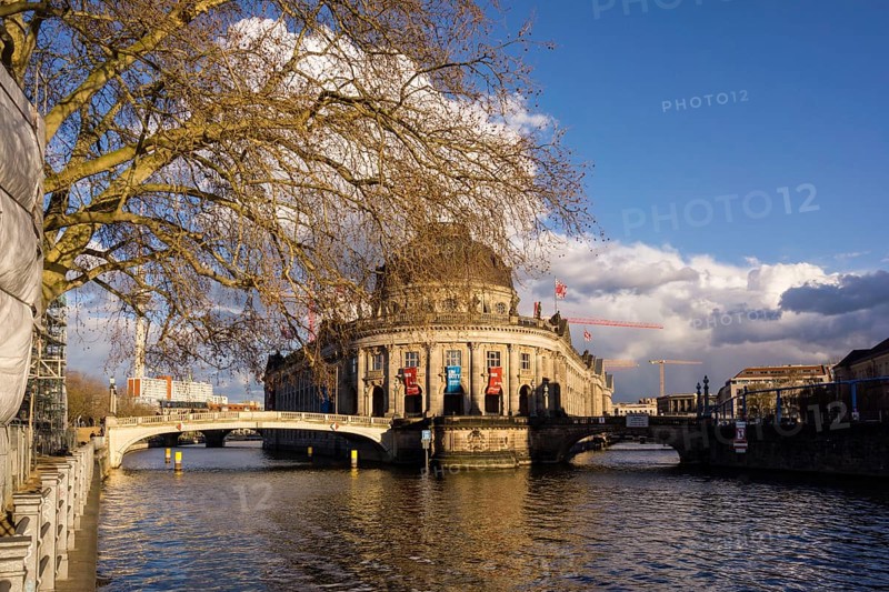 Museo Bode y puente sobre el rio Spree, isla de los museos, Berlin, Alemania