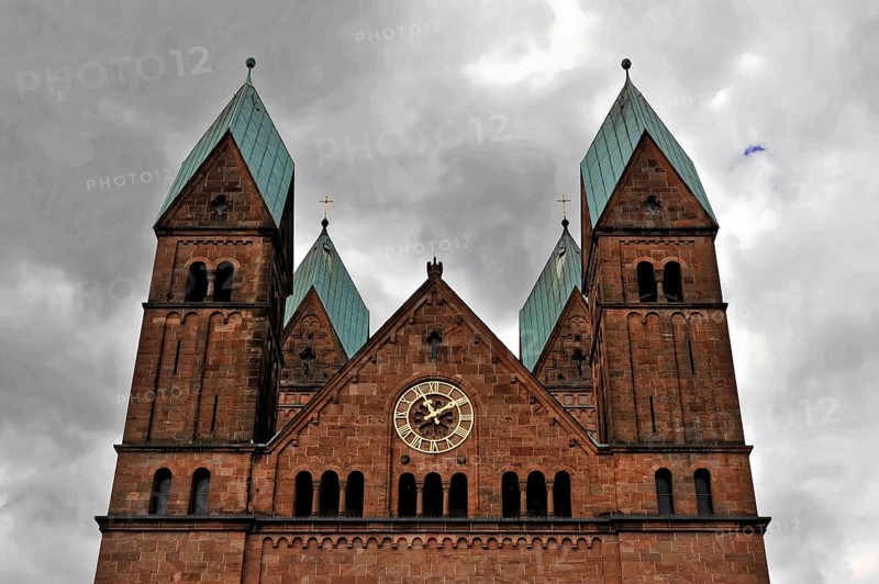 Park of the former residence of the Landgraves of Hesse-Homburg, castle, with a view of the Church of the Redeemer, Bad Homburg, Hesse, Germany, Church with four distinctive towers and a clock above the entrance against a cloudy sky, Bad Homburg v. d. Höhe, Hesse, Germany