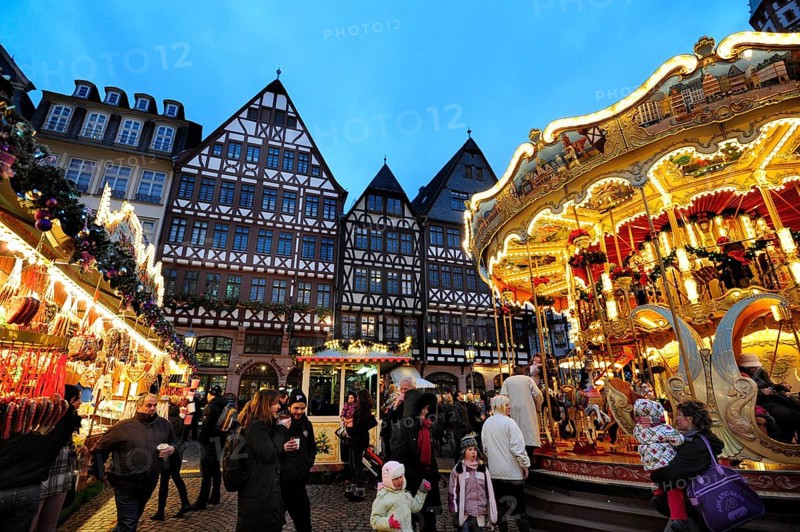 Christmas market, carousel and half-timbered houses at the Römer, Römerberg, Old Town, Frankfurt am Main, Hesse, Germany