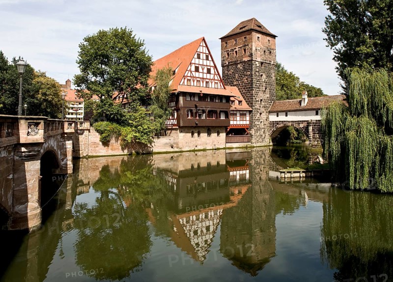 Built between 1446 and 1448 outside the penultimate city fortifications, it was used for three days during Holy Week to house and feed lepers. Behind it the hangman's bridge and water tower