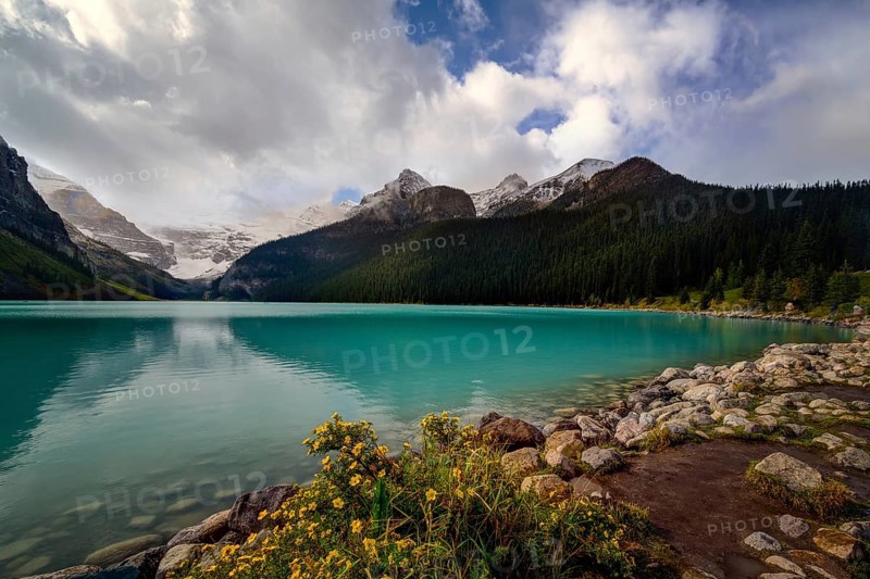 Lake Louise, Banff, Alberta Kanada travel destination with turquoise water