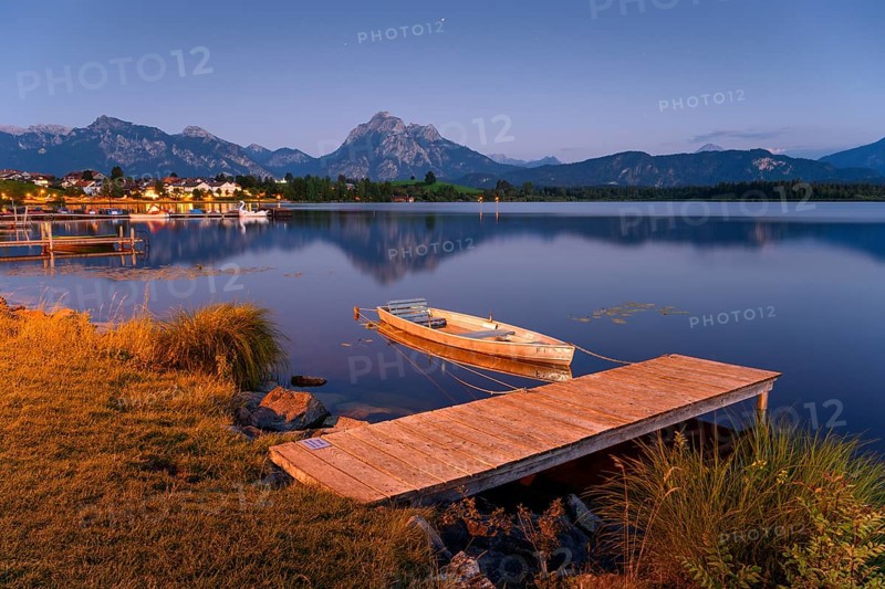Wooden footbridge at Lake Hopfensee with the Allgäu Alps in the background, Allgäu, Swabia, Bavaria, Germany