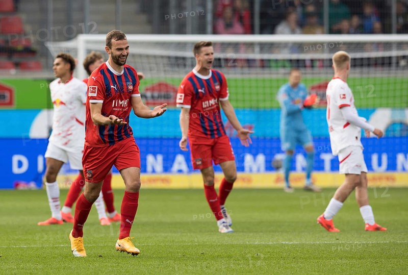 Football match, Benedikt GIMBER 1.FC Heidenheim left can't believe the decision of the referee Sascha STEGEMANN and gesticulates with his hands together with Jan SCHÖPPNER 1.FC Heidenheim in the background, football stadium Voith-Arena, Heidenheim