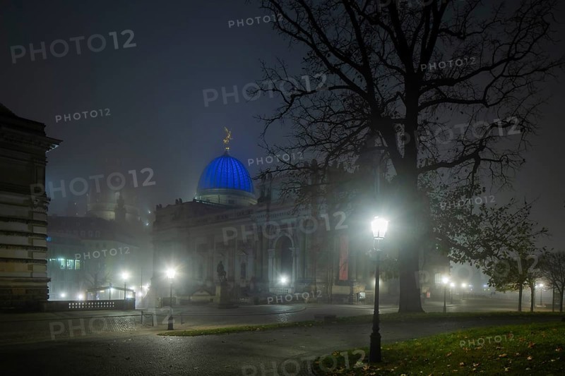 Dresden's old town shrouded in November fog. Brühl's Garden. View of the Lipsius Building, Foggy mood in Dresden, Dresden, Saxony, Germany