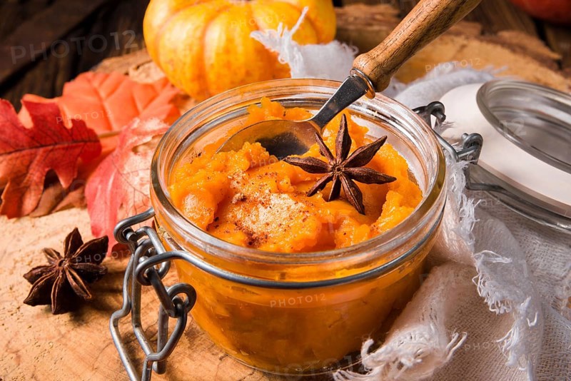 Ein köstlicher herbstlicher cremiger hokkaido kürbis pure