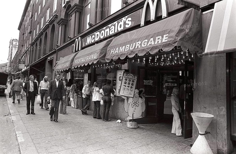 Fast food in the 1970s. Swedish businessman Paul Lederhausen obtains the swedish rights to fast-food chain McDonalds and on october 27 1973 opens the very first McDonalds restaurant i Sweden on Kungsgatan in Stockholm. ref 6382