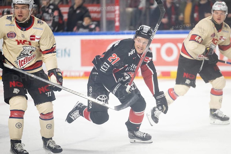 Laura Dick Cologne, LanxessArena, North Rhine-Westphalia, Juhani Tyrvaeinen (Cologne Sharks, #21), PENNY DEL, Cologne Sharks-Nuremberg Ice Tigers on 26/11/2024 at the LanxessArena in Cologne Germany