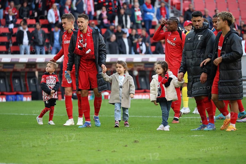 Family outing after the 2-1 win, the Freiburg players and their children are on their way to the fan block at the 1st FBL match: 24-25: 3rd Sptg. SC Freiburg - VfL Bochum DFL REGULATES PROHIBIT ANY USE OF PHOTOGRAPHS AS IMAGE SEQUENCES AND/OR QUASI-VIDEONan Photo: Joachim Hahne/johapress, Freiburg, Germany / Germany
