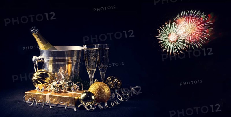 New Year's motifs clock, glasses and confetti