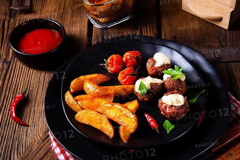 Meatballs with potato quarters from the oven