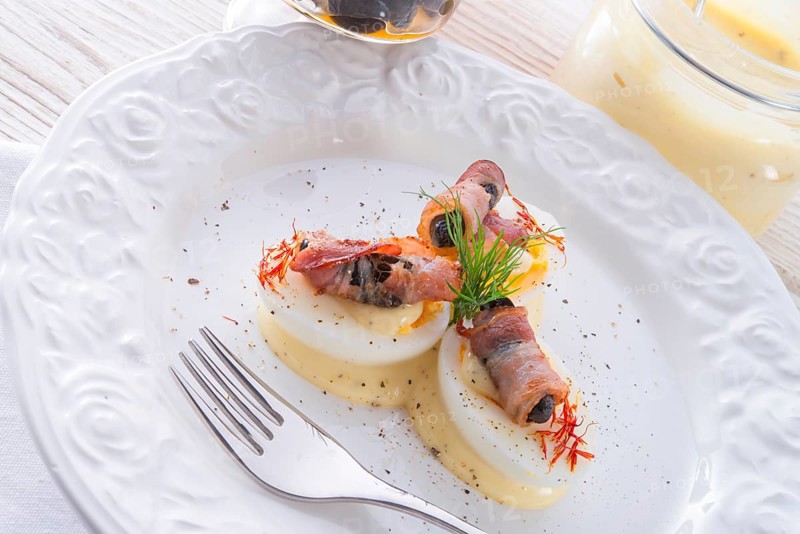 Eggs with ham and black olive ones