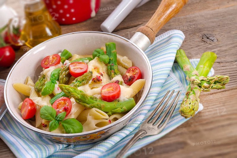 Noodles with asparagus in cream-cheese sauce
