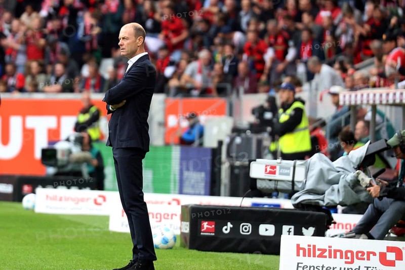Coach / Head Coach Jess Thorup (FC Augsburg) at the match of the 1st FBL: 24-25: 1st FBL: 24-25: 7th Sptg. SC Freiburg - FC Augsburg DFL REGULATES PROHIBIT ANY USE OF PHOTOGRAPHS AS IMAGE SEQUENCES AND/OR QUASI-VIDEOthen Photo: Joachim Hahne/johapress, Freiburg, Germany / Germany