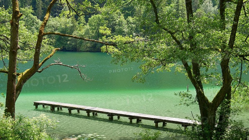 Boat and bathing jetty on emerald-green Lake Thumsee