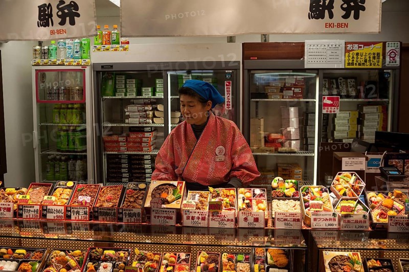 23.12.2017, Kyoto, Japan, Asia, A woman sells ready meals in a train station kiosk in Kyoto